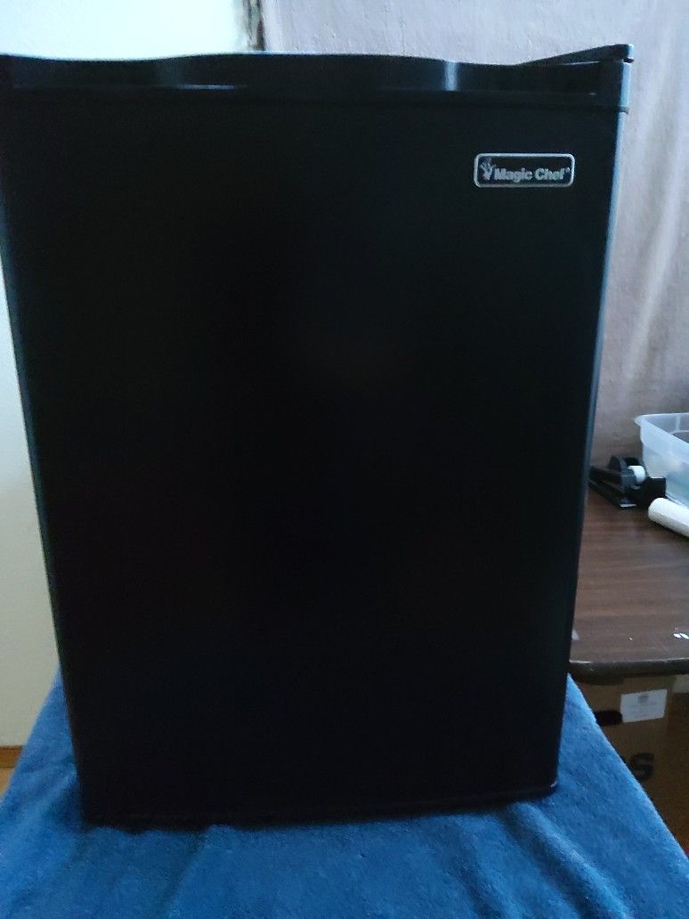 Magic Chef Mini Fridge With Small Freezer $100,00