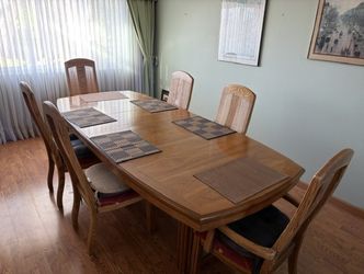 Dining room table with removable leafs
