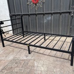 Twin Size Metal Platform Bed Frame 78” L x 39” W x 11” H