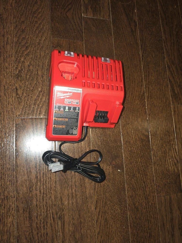 Milwaukee
M12 and M18 12-Volt/18-Volt Lithium-Ion Multi-Voltage Battery Charger