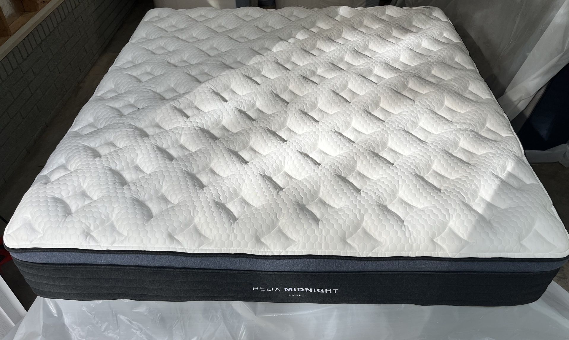 Helix Luxe Midnight Mattress - KING ⭐️Upgraded Cooling Cover⭐️