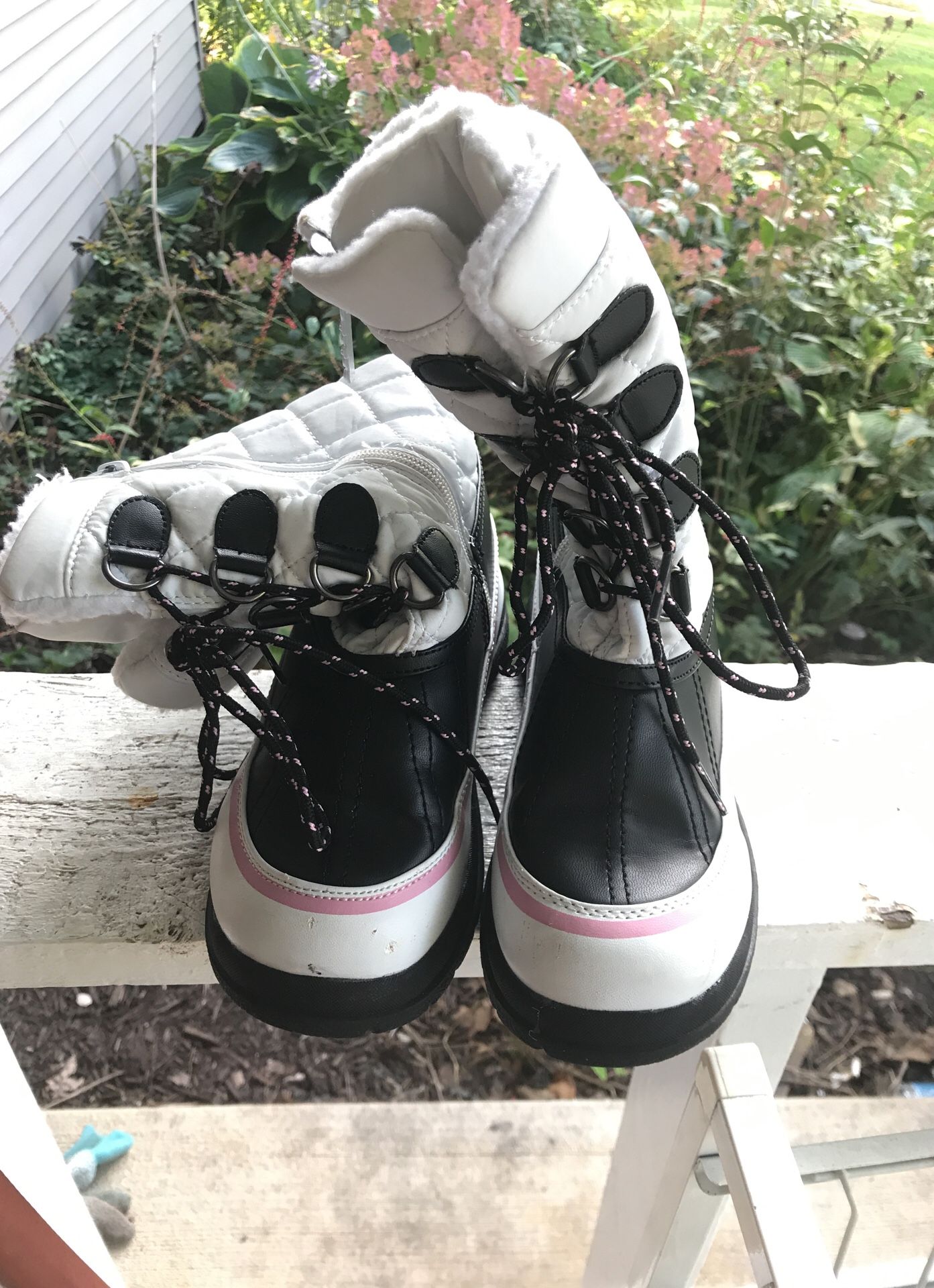 Girls size 5 boots. Brand totes. Barely worn