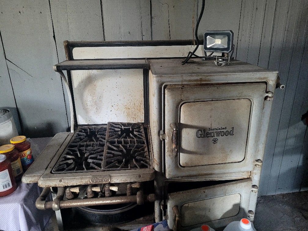 Vintage Glenwood Gas Stove. It's been in the house since I moved in. Even.
The original pans is with it. Needs A lot of cleaning.