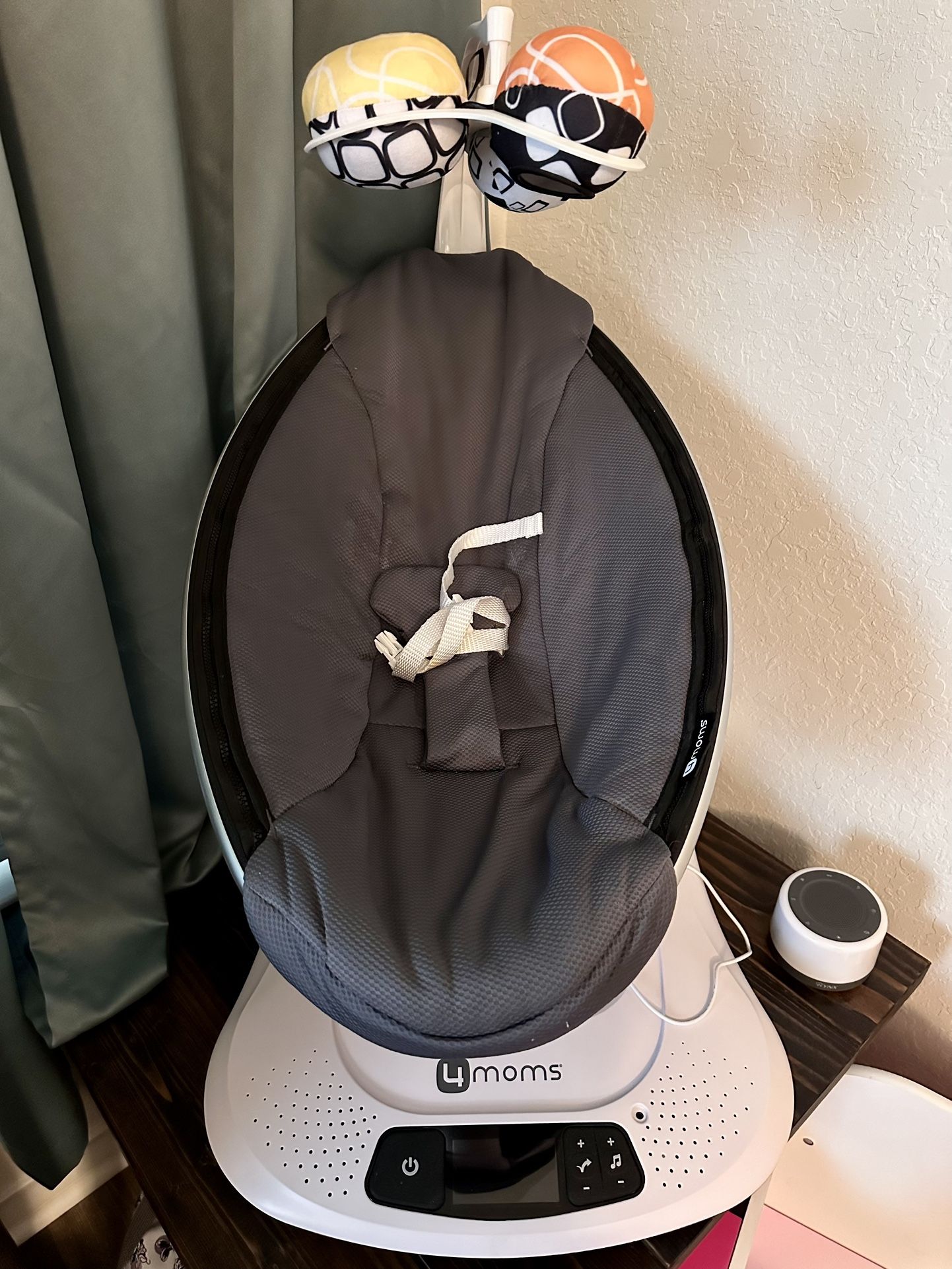 4moms mamaRoo 4 MultiMotion Baby Swing + Safety Strap Fastener