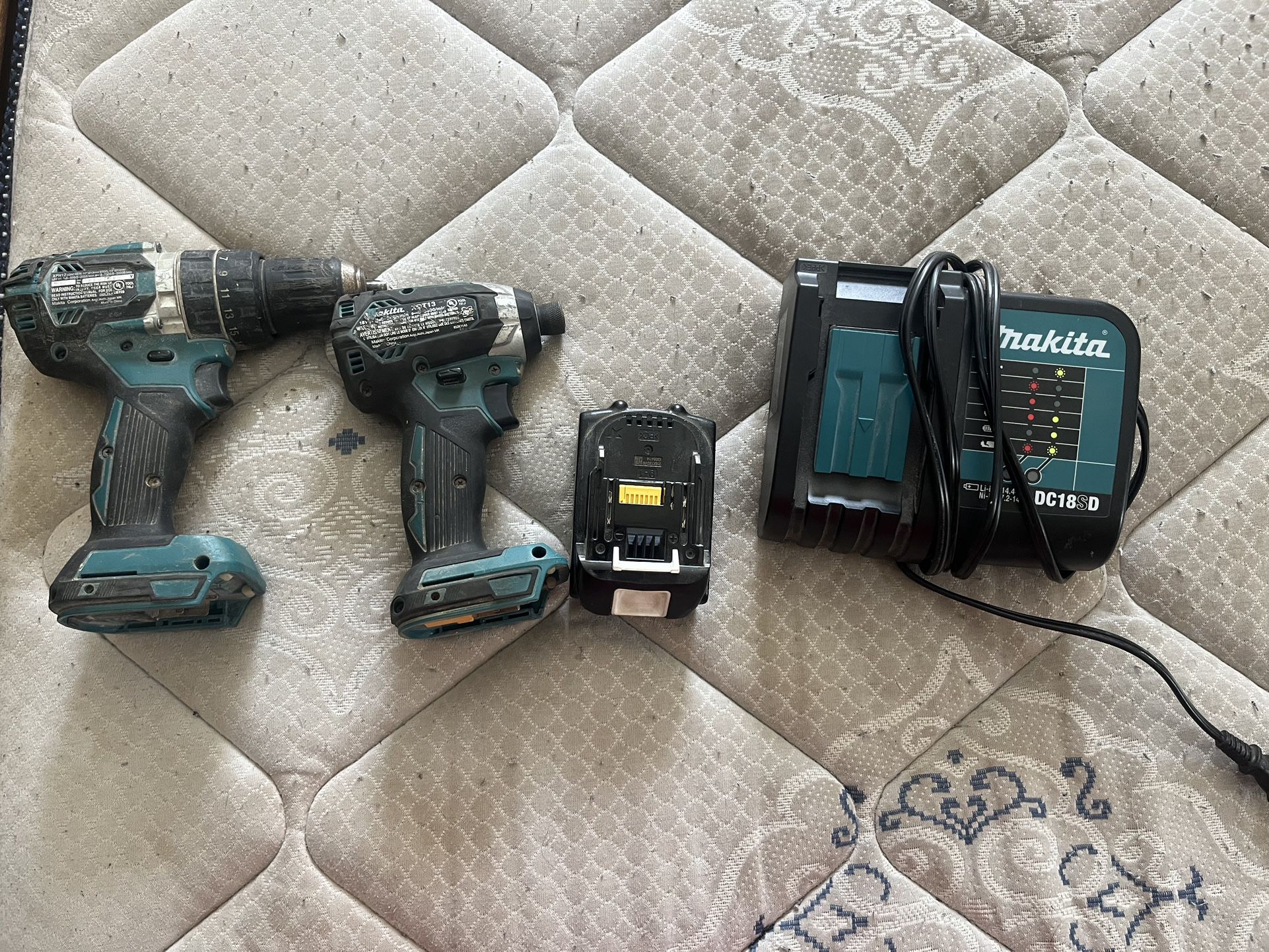 Used Makita I/4” Impact With Battery And The Charger.  Broken Hammer Drill Included (Broken Chuck)