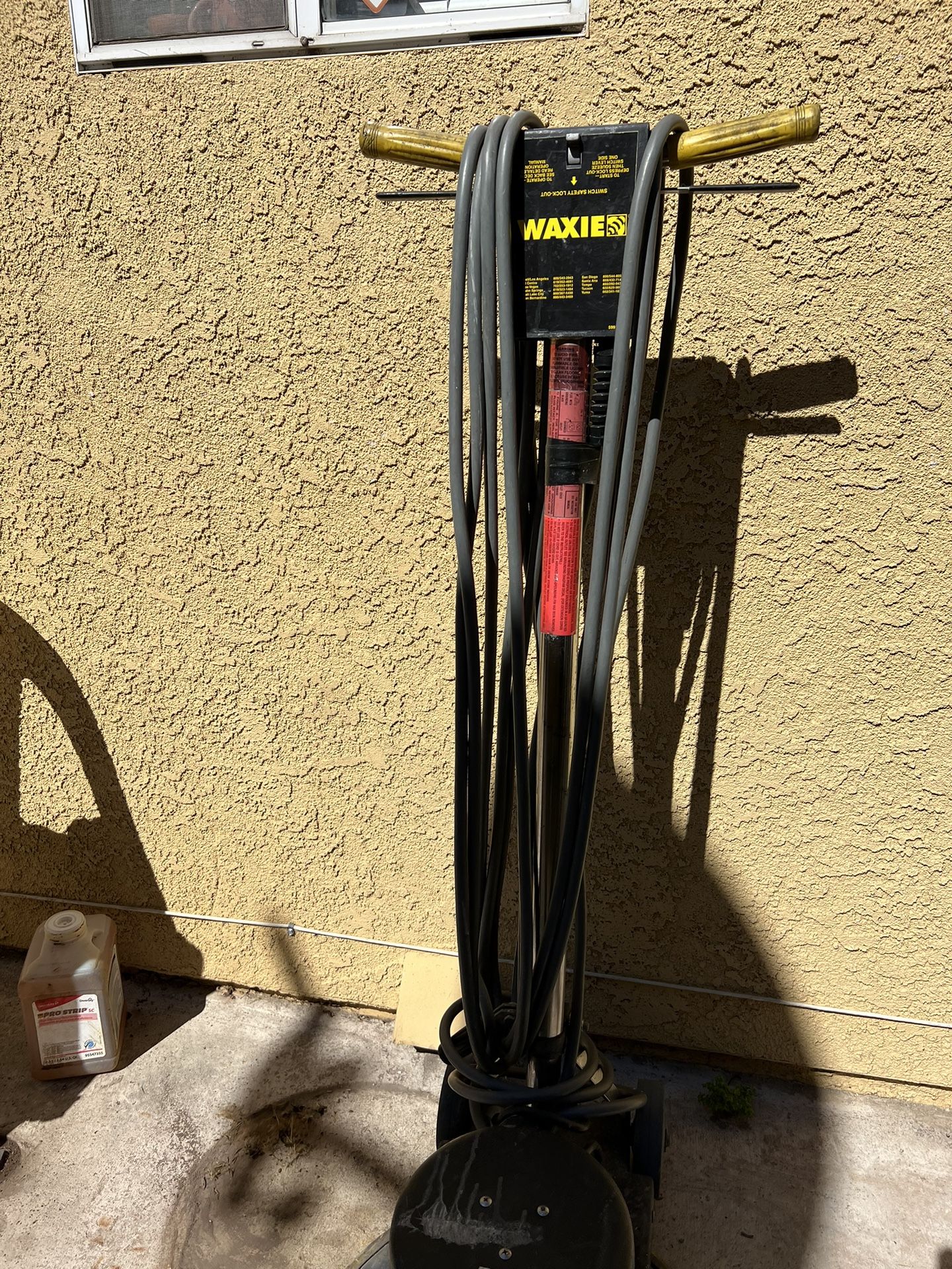 Waxie Floor 17inch Scrubber And Pads for Sale in Escondido, CA OfferUp