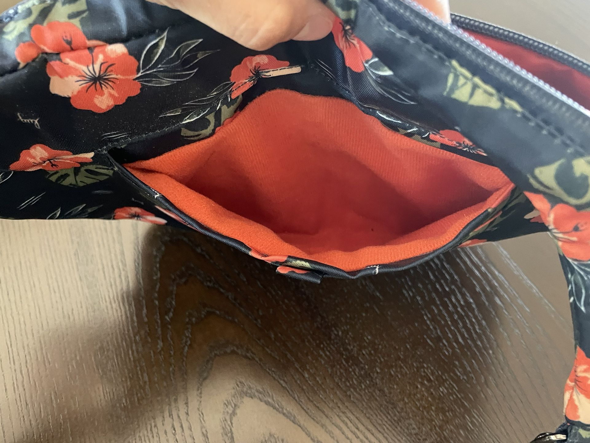 Lug Hippy Purse Aloha Navy for Sale in Burlington, WA - OfferUp