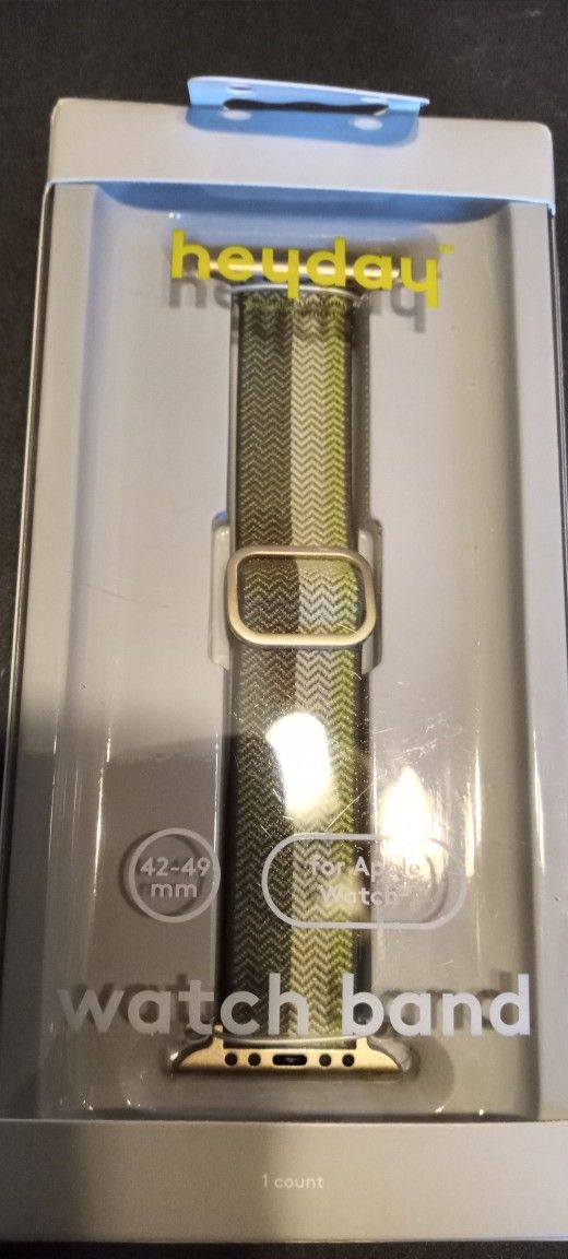 Very Nice Heyday Apple Watch Knit Band in sage olive color for 42-49mm Apple Watch models.