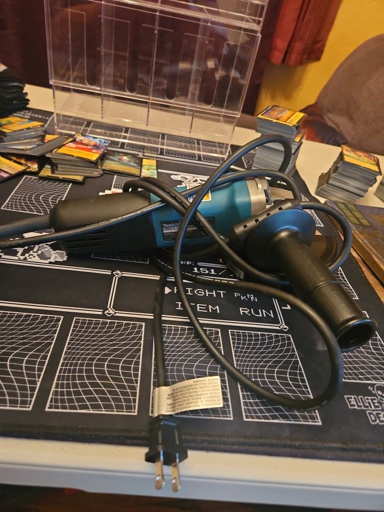 Makita 9557NB Angle Grinder