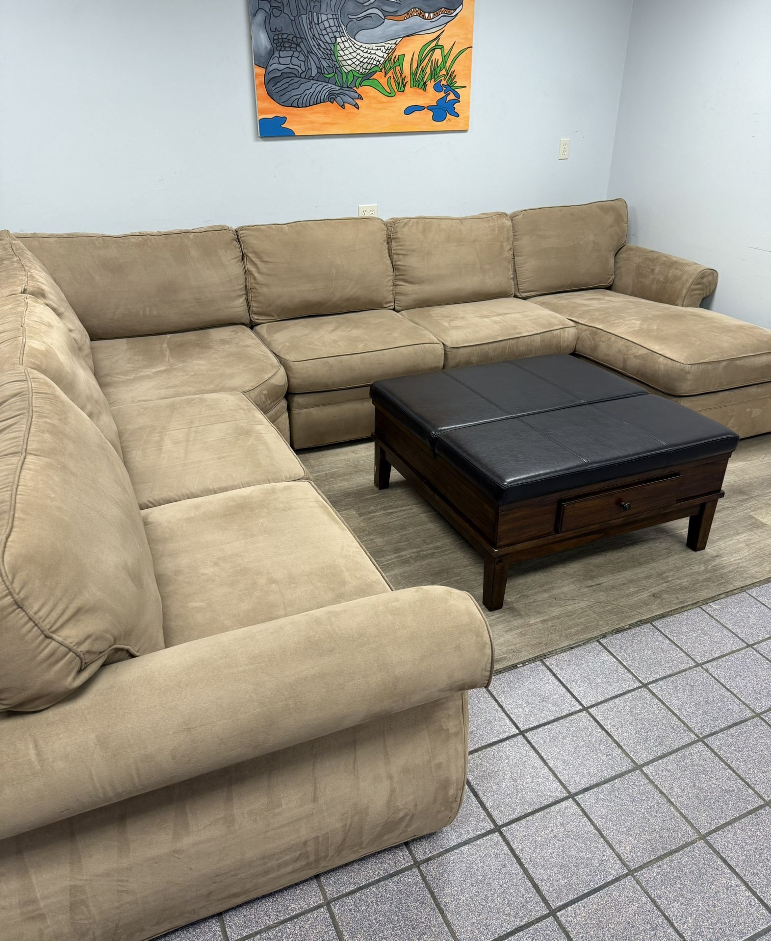 Delivery Included 4pc Broyhill Sectional with Ottoman