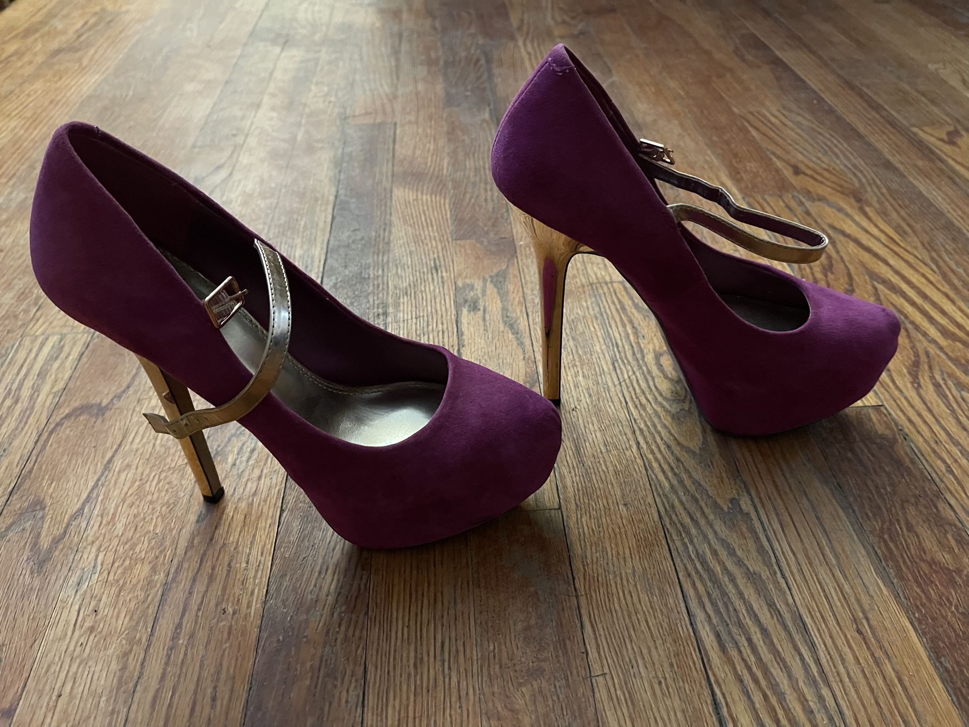 Women’s Pink Wild Pair Platform Heels With Gold Colored Strap Size 8.5M