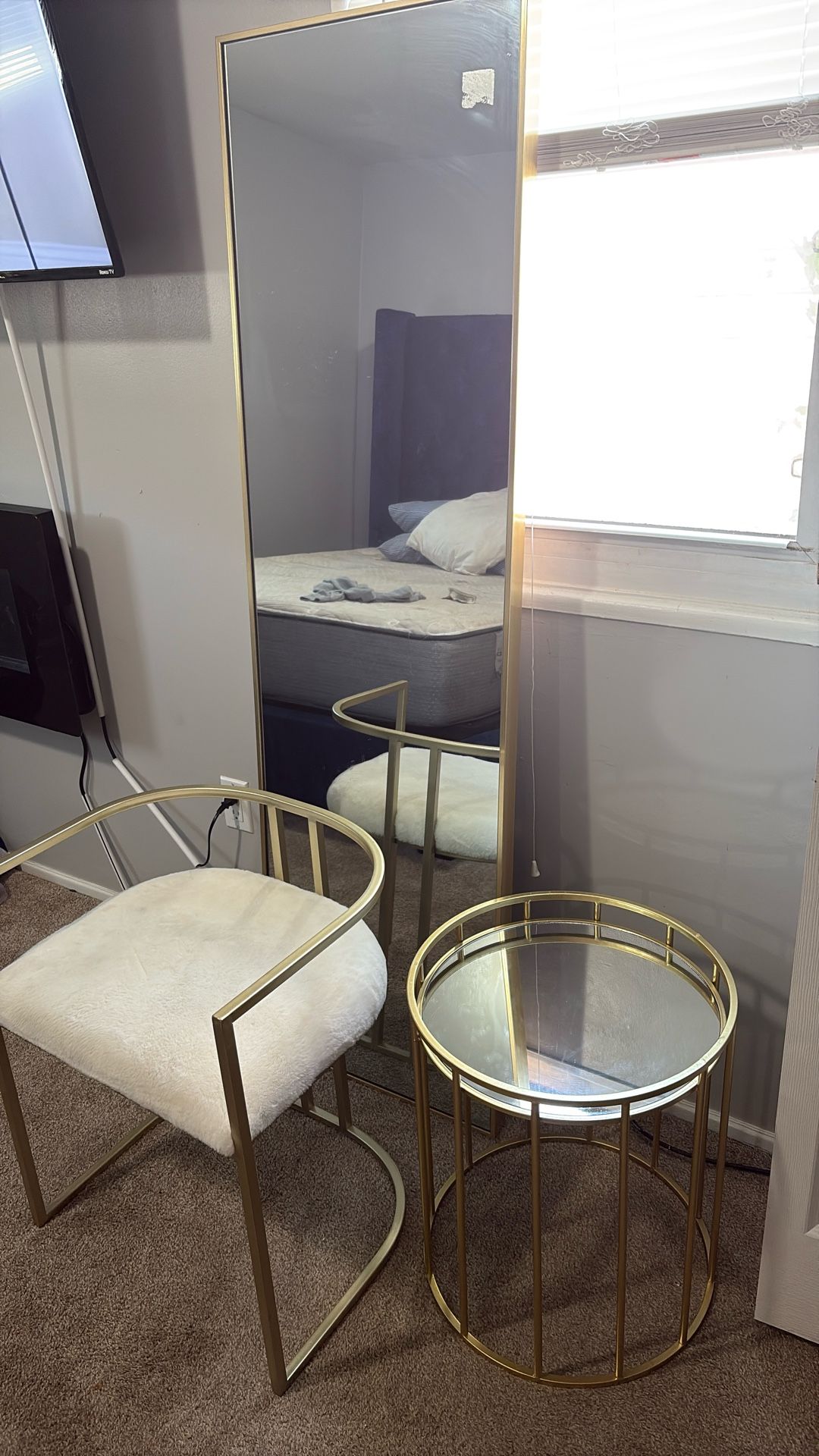 Night Stand Mirror And Chair