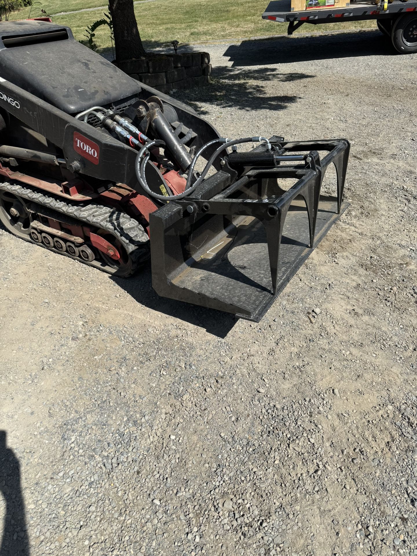 New mini skid steer grapple bucket Dingo Vermeer Ditch Witch Boxer