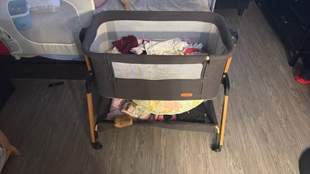 TotRun Baby Bedside Bassinet with Storage Shelf