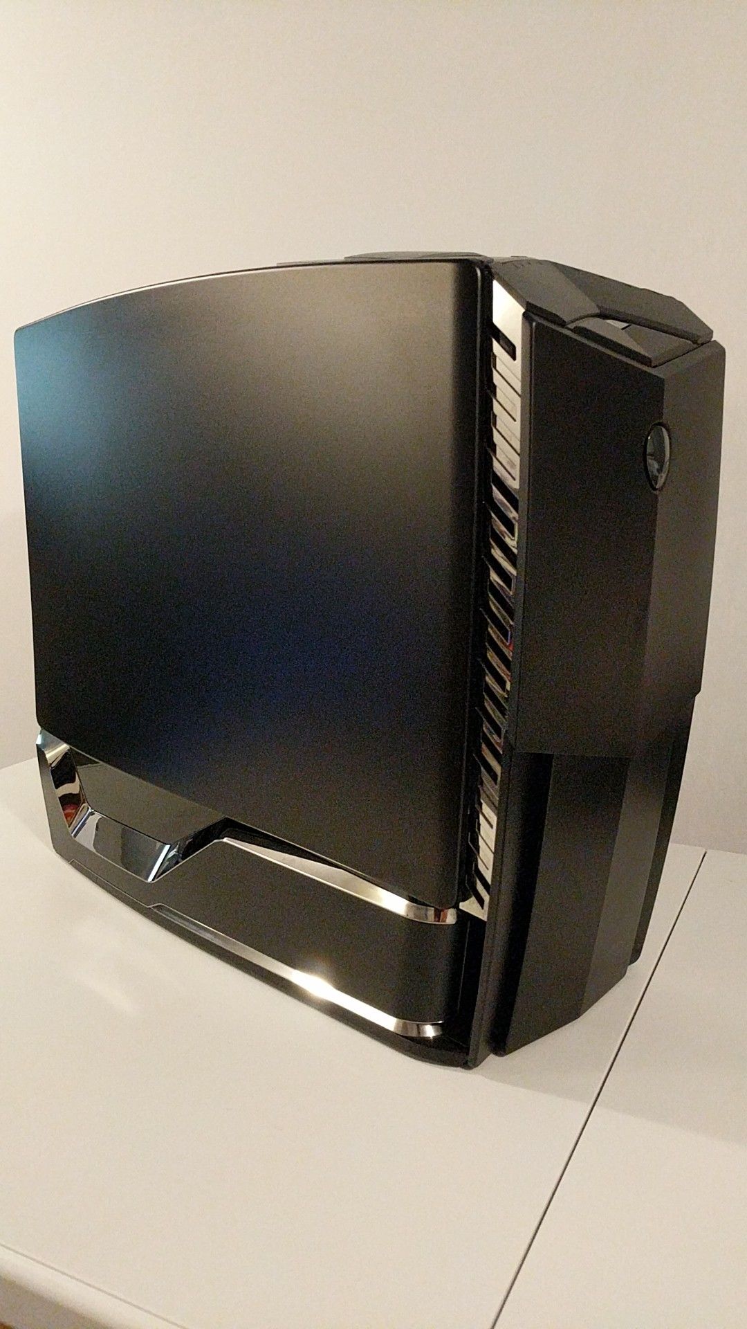 Alienware Area 51 ALX (2010) w/ AIO Water Cooled Intel i7-980X Processor Extreme Edition (6 Core Processor)