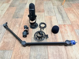 Blue Yeti Microphone + IXTECH Boom Arm Setup – Excellent Condition