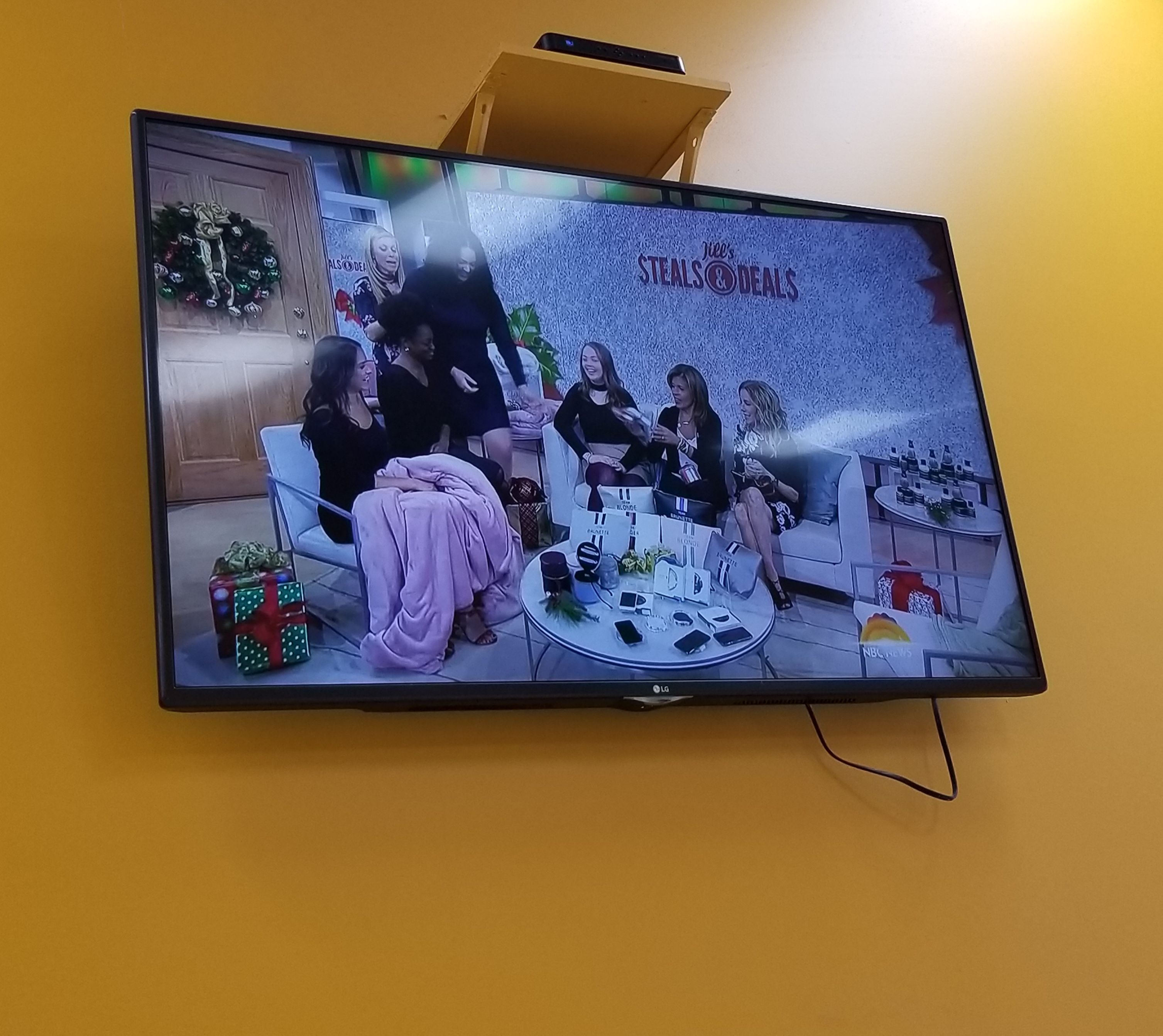 mount TV on the wall of the inches that are professional work only serious people please interested TEXT