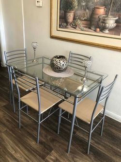 Like new glass dining table set with 4 chairs
