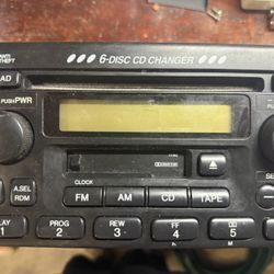 2005-2006 Honda CR-V factory AM/FM radio with a 6-disc CD changer and cassette player