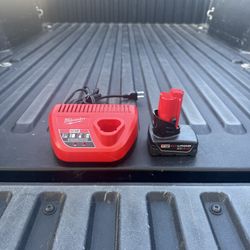 Milwaukee M12 12V Lithium-Ion 3.0 Ah Battery w/Charger