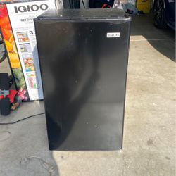 Refrigerator With Freezer 3.2 Cubil Foot