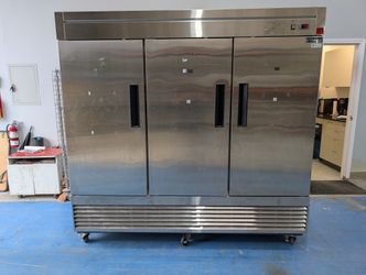 Dukers D83R 3-Door Commercial Refrigerator