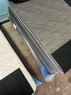 🚚 CLEARING OUT NEW King Mattresses – 20 Models on Display! 🌟 Brand New & In Plastic – Take Home Today for Just $10 Down! 💥