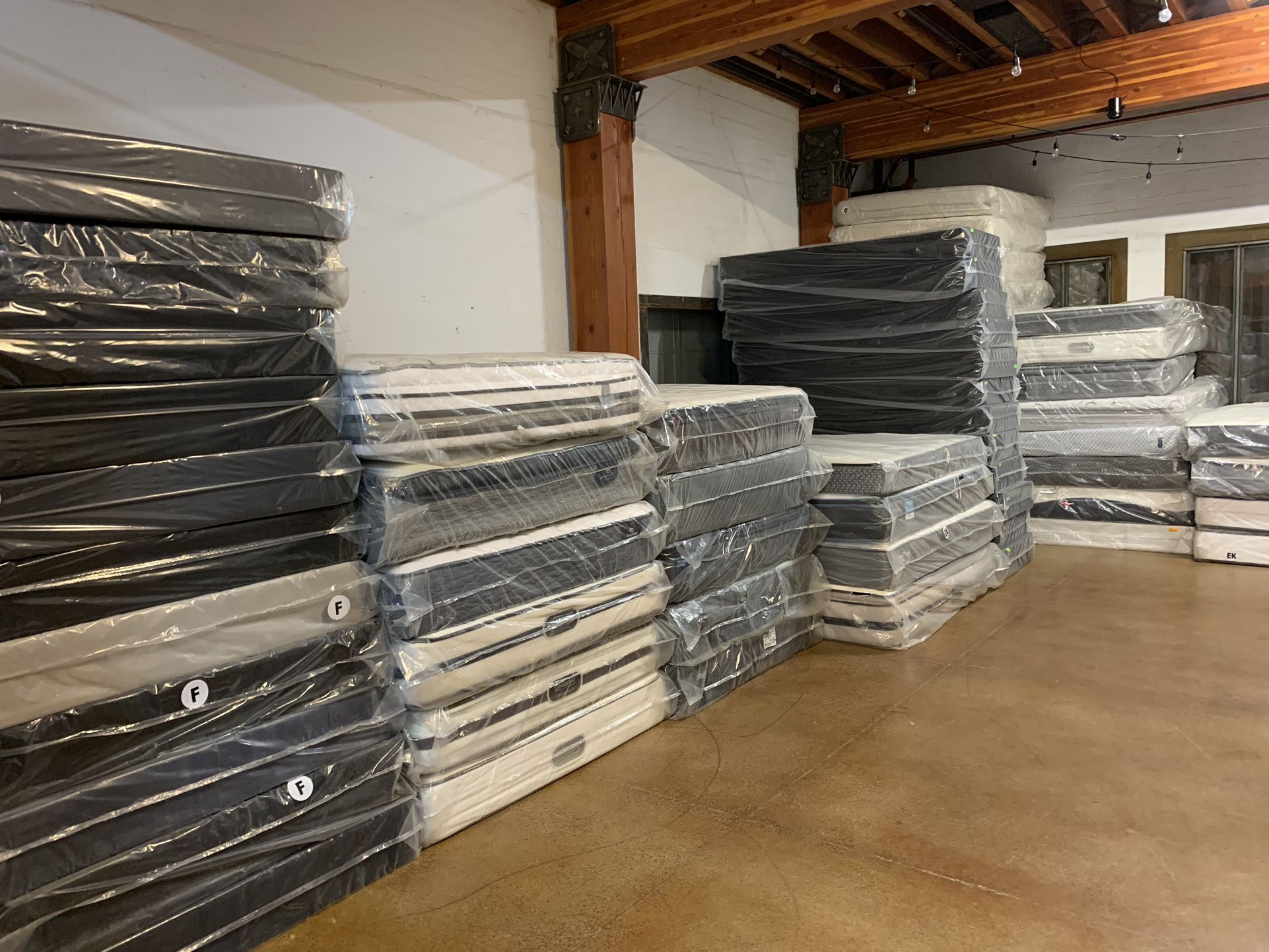 Mattress Clearance Warehouse! Serta/Simmons Beautyrest/Sealy/Stearns&Foster for Sale in Phoenix
