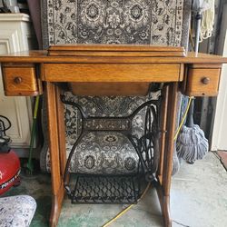 1900 Era Singer Sewing Machine