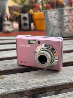 Vintage Samsung SL102 Y2K digicam - pink