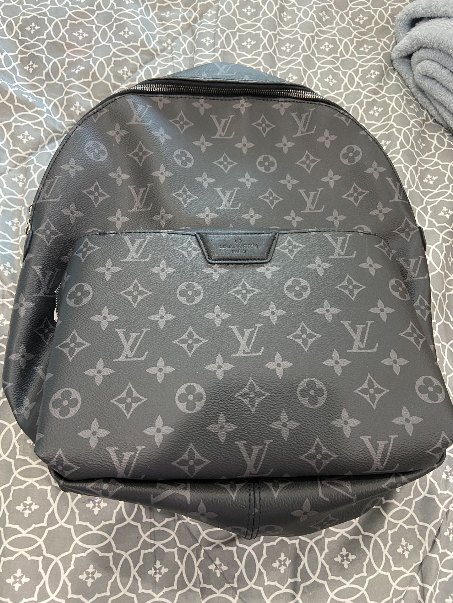 Selling black Louis Vuitton backpack