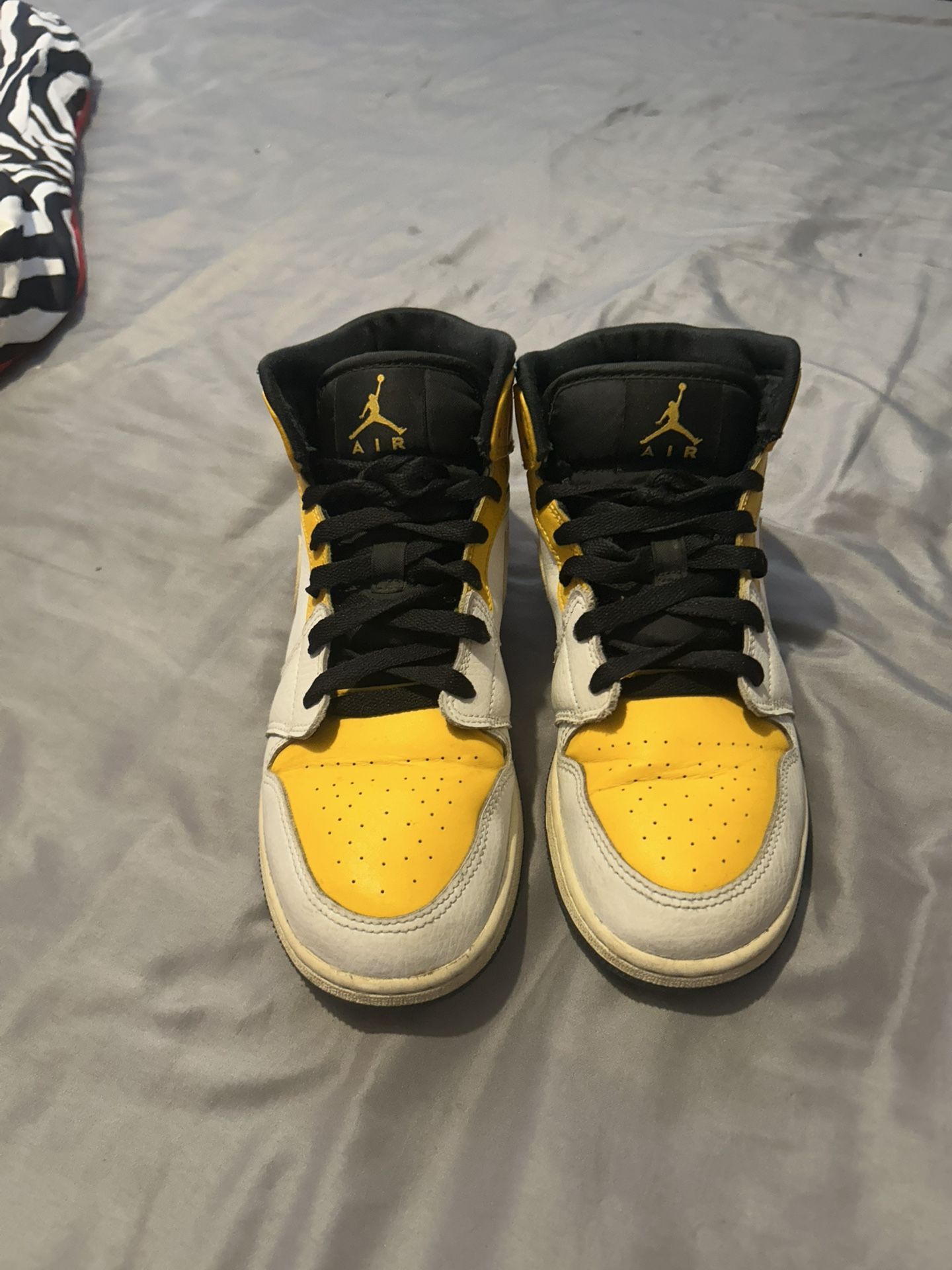 Air Jordan 1 Mid University Gold