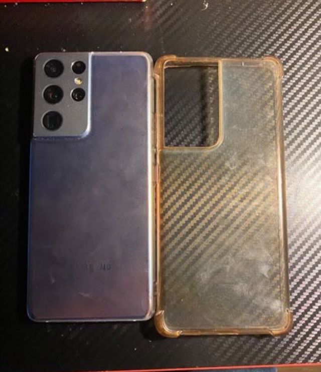 Tiny Crack Galaxy S21 Ultra