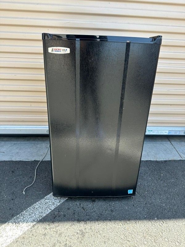 4.3 Cu. Ft. macro fridge excellent condition/refrigerador excelentes condiciones de 4.3 pies cubicos