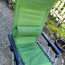 Folding lounge chair