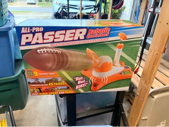 Robotic football quarterback