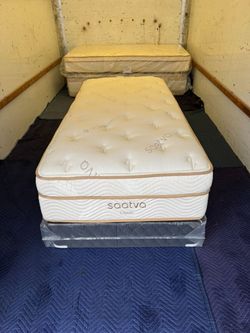 Like New! Saatva Classic Plush Twin XL Mattress - Delivery Available