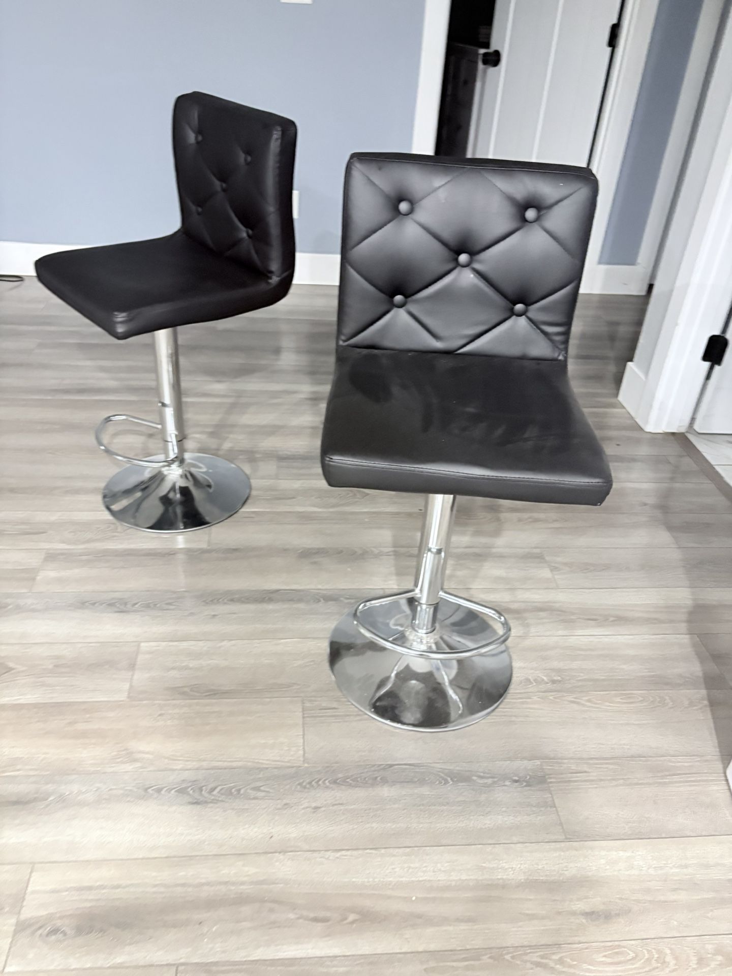 4Adjustable Counter Top/bar Chairs