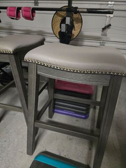 2 bar stools