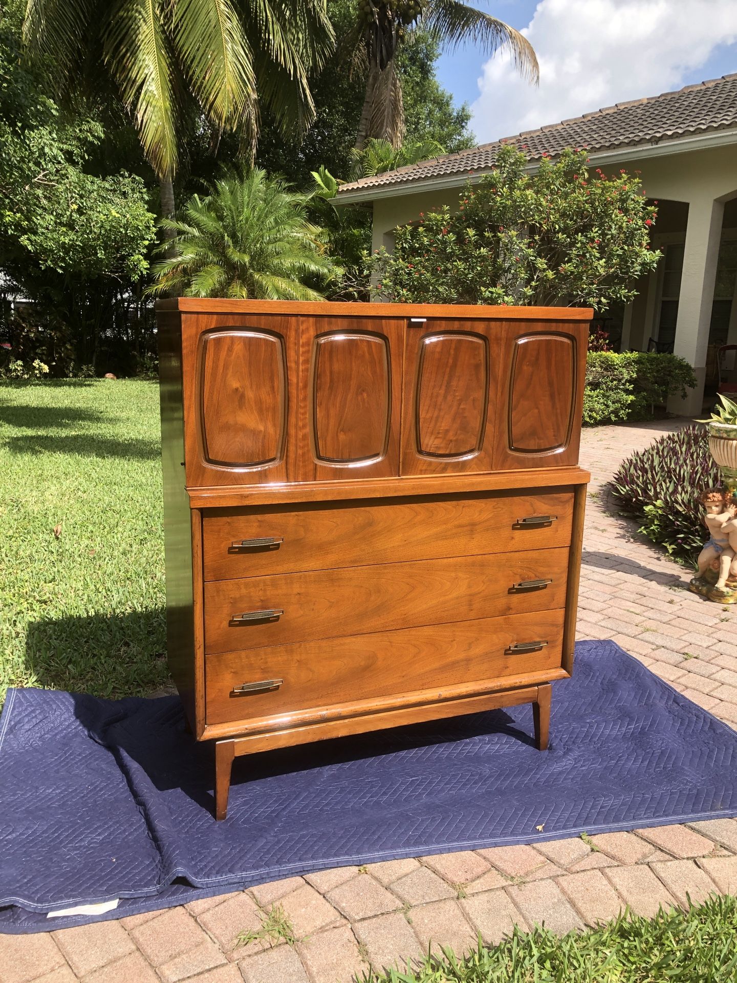 Mid Century Modern Broyhill Premier Emphasis 5 Drawer Chest / Dresser