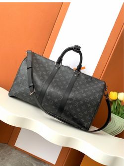 Louis Vuitton duffel bag comes with straps and dust bag