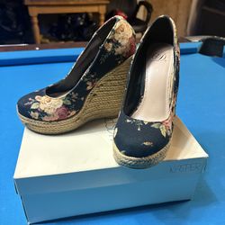 Heart in D Women’s Floral Wedges (SIZE 6)