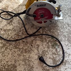 De-Walt  7 - 1/4” Circle Saw 