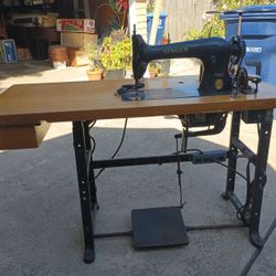 Antique Singer Sewing Machine 31-15 With Table 