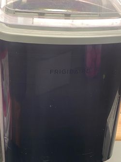 Frigidaire, 26 Lbs. Countertop Ice Maker, Bullet Shaped Ice, Blk Stainless Steel  Used  $