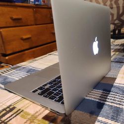 Excellent 13 inch Apple Macbook Air Laptop Computer With Intel Core  i7 Processor With Programs 