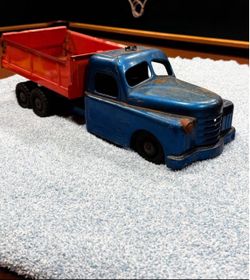 Vintage STRUCTO dump truck