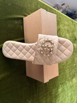 Quilted, beige slide sandals