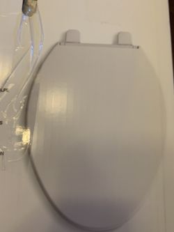 Kohler slow-close. Layne color white