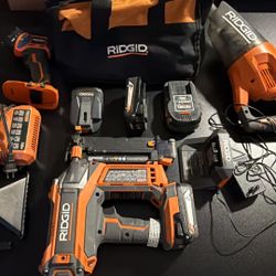 Ridgid Kit ( Nail Gun / Vacum/2chargers/2betteyd/light/bag/case  Charger